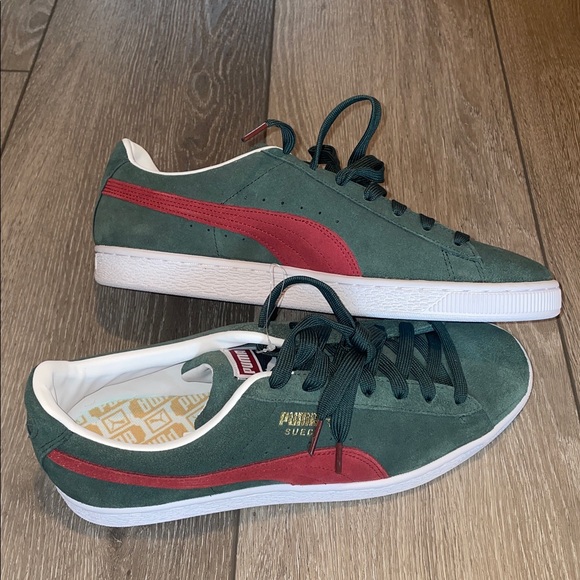 Puma Suede Classic XXI Green and Red Athletic Shoes NEW - Picture 1 of 12